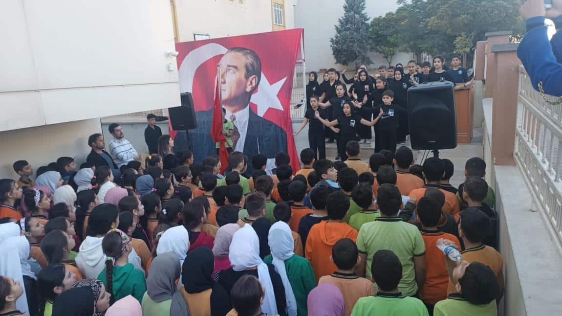 Okulumuzda 10 Kasım Ulu Önder Mustafa Kemal Atatürk'ü anma programı yapıldı.