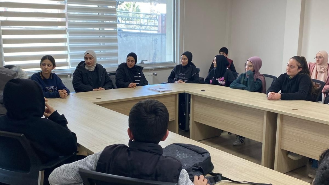 OKULUMUZ 8. SINIF ÖĞRENCİLERİYLE MEZUNLA BULUŞMA ETKİNLİĞİ GERÇEKLEŞTİRİLDİ!